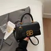 Bolso de Mano Cuadrado Pequeño Retro de Alta Gama de Moda Transfronterizo para Mujer Modelo Nuevo 2026 Bolso de Hombro Cruzado de Gran Capacidad Versátil