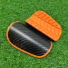 Espinilleras de fútbol ultraligeras protectores de fibra de carbono para adultos y niños protectores profesionales para partidos de fútbol entrenamiento personalizados venta al por mayor