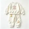 Conjunto de urso com gravata borboleta estilo princesa coreana para meninas, conjunto de duas peças com moletom estampado de desenho animado e calça jogger para bebês e crianças pequenas