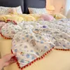 Conjunto de cuatro piezas de encaje y pompón de algodón, fresco y lindo estilo Ins, dibujos animados lindos, adecuado para dormir desnudo, sábana y funda de edredón de algodón puro para dormitorio