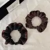 Nova coleção de outono: scrunchies retrô e únicos com estampa de leopardo, acabamento franzido em tecido, elásticos de cabelo doces e descolados, acessórios de cabelo e adornos para a cabeça