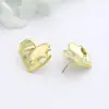 Pendientes versátiles de temperamento de alta gama estilo Hepburn de Instagram pendientes en forma de corazón pendientes de botón de corazón tridimensionales exquisitos a la moda simples
