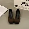 Sapatos de salto alto grossos e rasos de bico quadrado para mulheres, com brisa noturna estilo francês, novos sapatos pequenos de couro confortáveis vintage Maillard 2026
