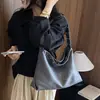 Bolsa tote grande de couro macio, bolsa de ombro e transversal estilo casual, novo estilo vintage 2026, bolsa biker moderna para mulheres