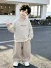 Traje Masculino Outono 2026 Novo Primavera e Outono Infantil Fresco Casual Moda Versátil Menino Bebê Conjunto de Três Peças Tendência