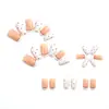 Unhas postiças estilo francês retrô brancas com bordas vermelhas, formato quadrado médio, bolinhas rosa nude e bordô, unhas postiças suaves e simples