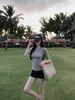 Camiseta rosa nude gola redonda manga média para mulheres, fina e elástica para o verão, slim fit, cinco mangas, top básico simples.