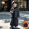 Conjunto de ropa de invierno para niños 2026 nuevo elegante bebé otoño e invierno chaqueta a cuadros conjunto de tres piezas ropa de invierno para niños