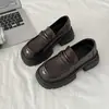 Mocasines de suela gruesa para mujer 2026 nuevos populares que aumentan la altura zapatos para ir al trabajo estilo británico zapatos de cuero pequeños zapatos negros sencillos para mujer