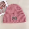 Gorro de Lana Versátil Estilo Coreano Bordado con Letras para Mujer Invierno Cálido Protección para las Orejas Gorro de Punto Pulóver Gorro Grueso a Prueba de Frío