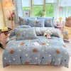 Nuevo juego de ropa de cama de cuatro piezas de terciopelo de leche con estampado de dibujos animados, que incluye una funda de edredón y una sábana bajera, con vellón añadido para mayor calidez, perfecto para usar en invierno en dormitorios