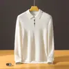 Polo de cachemira para hombre con un corte elegante, urbano, minimalista y relajado, que encarna una estética "old money" para otoño e invierno