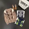 Este elegante cárdigan de punto con bloques de color y estampado de rombos estilo coreano es un suéter y prenda de abrigo popular para mujeres este año, perfecto para primavera y otoño.