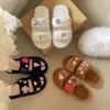 Chinelos fofos de uma tira para outono e inverno, chinelos florais de pelúcia, novos chinelos femininos peludos baixos para uso doméstico, 2026, adequados para uso externo e decoração