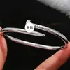 Pulsera de Acero Inoxidable de Titanio Cruzada Moda con Hebilla de Tarjeta de Diamante Pulsera de Mano Pulsera de Acero de Titanio Femenina Trébol de Cuatro Hojas Accesorios de Joyería para Mano