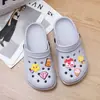 Sapatos de Furos Cartoon Legais Femininos 2026 Novos Fofos Menina Estudante Antiderrapante Solado Grosso Chinelos de Praia ins Tendência
