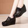 Nuevos zapatos de cuero para mujer de tacón de cuña, boca profunda, para las cuatro estaciones, punta redonda, tacón medio, suela antideslizante, plataforma impermeable, para ocio, trabajo, mamá.