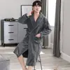 Bata de invierno para hombre hecha de forro polar de coral, engrosada y forrada, con franela estampada, adecuada para usar en casa, pijama de hombre para otoño e invierno