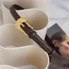 Cinto Prático e Simples Feminino para Jeans, Cinto Decorativo Casual Versátil, Cinto de Fivela Dourada Brilhante de Nicho, Venda Direta da Fábrica