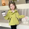 Chaqueta de Otoño para Niñas 2025 Nuevo Cortavientos Infantil Tres Pruebas Elegante Superior Moda Bebé Primavera y Otoño Gabardina de Moda Tendencia