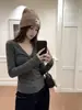 Camiseta de Manga Larga a Rayas con Diseño de Rayas y Cuello en V Retorcido Estilo Suyin Pure Desire para Mujer 2025 Invierno Nuevo Ajuste Delgado