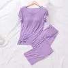 Conjunto simples de verão feminino: blusa de manga curta de modal com bojo no peito e calça reta. Pode ser usado como peça única ou como base.