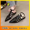 Sandalias de cuero suave estilo europeo y americano con remaches metálicos, punta fina, huecas, tacón de bloque grueso, elegantes, cómodas, punta cerrada, nuevo modelo 2026