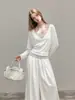 Camiseta blanca de manga larga con cuello en V para mujer, otoño 2026, conjunto de dos piezas con camisola y top tipo cubierta