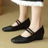 Sapatos de Plataforma Femininos de Salto Baixo 2026 Outono Novo Estilo Bico Quadrado Sapatos de Salto Baixo Versátil Casual Moda Tira Única Sapatos de Mãe