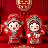La dote de boda estilo chino incluye un par de lindos muñecos de peluche para la cama, decoración de habitación de boda estilo antiguo y cojines estampados para el cabecero.