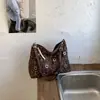 Bolsa Tote Personalizada com Rebites Estilo Hot Girl 2025 Nova de Grande Capacidade Leve Luxo de Ombro Cruzado para Mulheres