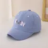 Boné de Baseball Infantil Novo 2025 Primavera Algodão Bordado de Urso Boné com Aba para Meninas Chapéu de Sol Casual ao Ar Livre Atacado