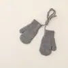 Diseño simple se refiere a guantes de punto para niños, guantes de lana de una sola capa cálidos de invierno, manoplas de estilo colgante para bebé con correa para el cuello