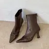 Botas curtas de salto fino, botas curtas de salto alto, bico fino, novo estilo francês versátil, zíper traseiro, botas de moda feminina para outono e inverno, ajuste justo