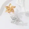 Pendientes de Botón Dorados Exagerados con Pliegues Tridimensionales de Flor Dorada de Lujo Ligero Versátiles Europeos y Americanos Pendientes de Hoja de Moda Anillo para Mujeres