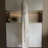 Vestido Largo de Satén Flotante con Tiras Finas y Parches de Encaje