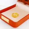 Joyería de Moda y Lujosa Chapada en Oro: Anillo Pequeño de Flor de Ciruelo, Mismo Estilo que en Joyerías, Anillo Floral de Tres Dorados de Lujo Ligero de Nicho para Mujer