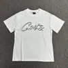 Venta a largo plazo de la serie Corteiz Devil Island, con un estampado de logo de letras en una camiseta de cuello redondo y manga corta, un estilo de algodón ajustado para ventas transfronterizas