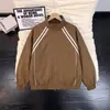 Jaqueta Listrada Marrom Maillard Masculina, Estilo Curto de Outono, Ombro Normal Jaqueta Baseball, Casaco Tendência para Casais Americanos