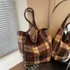 Nuevo bolso de hombro de lana a cuadros otoño/invierno, bolso de mano de lona estilo británico retro, gran capacidad, adecuado para ir al trabajo, estilo femenino