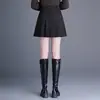 Saia Plissada de Veludo Camurçado Fashion Feminina Nova Outono/Inverno 2026 Saia Curta Simples de Cintura Alta Saia Evasê de Temperamento para o Trabalho