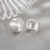 Brincos redondos estilo simples e indiferente em prata escovada, elegantes e de luxo leve, senso de design de nicho, brincos/joias de orelha personalizados e versáteis