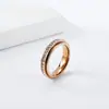 Anel Quadrado Rotativo Full-Diamond em Aço Titânio Estilo Europeu e Americano para Mulheres, Anel de Luxo Leve de Nicho em Ouro 18K para Alívio do Estresse