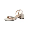 Sandalias de Tacón Grueso de Punta Cuadrada Pequeña Estilo Francés con Tira de Pedrería y Punta Abierta para Mujer, Versión de Piel de Vaca, Nuevo Modelo Verano 2026