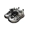 2026 Zapatos infantiles al por mayor en stock, zapatillas deportivas para hombre y niño para exteriores, nuevos zapatos de senderismo para niños estilo coreano 6693