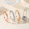 Anillo de Luz de Zirconia Incrustada en Oro Real Chapado en Cobre Transfronterizo Europeo y Americano Lujo Ligero Sensación de Alta Gama Anillo para el Dedo Joyería de Mano Versátil Fabricante Venta al por Mayor en Stock