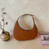 Bolsa de ombro de design de nicho transfronteiriça, moderna e versátil, bolsa de ombro de meia-lua da moda, bolsa de ombro e transversal simples e elegante para o dia a dia