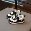 Zapatillas para bebé niño 2025 invierno nuevo estilo para bebé niña suela suave con felpa cálidas zapatos para bebé zapatos de algodón para niño pequeño