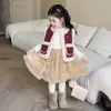 Conjunto de Dos Piezas para Niña: Chaleco Grueso Forrado de Polar y Vestido Suéter - Atuendo Nuevo y Elegante para Niña Pequeña Otoño e Invierno 2025