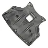 51713402370 é adequado para o protetor do assoalho do motor do BMW X3 E83, feito de plástico, e serve como um protetor contra respingos do chassi e da parte inferior do veículo.